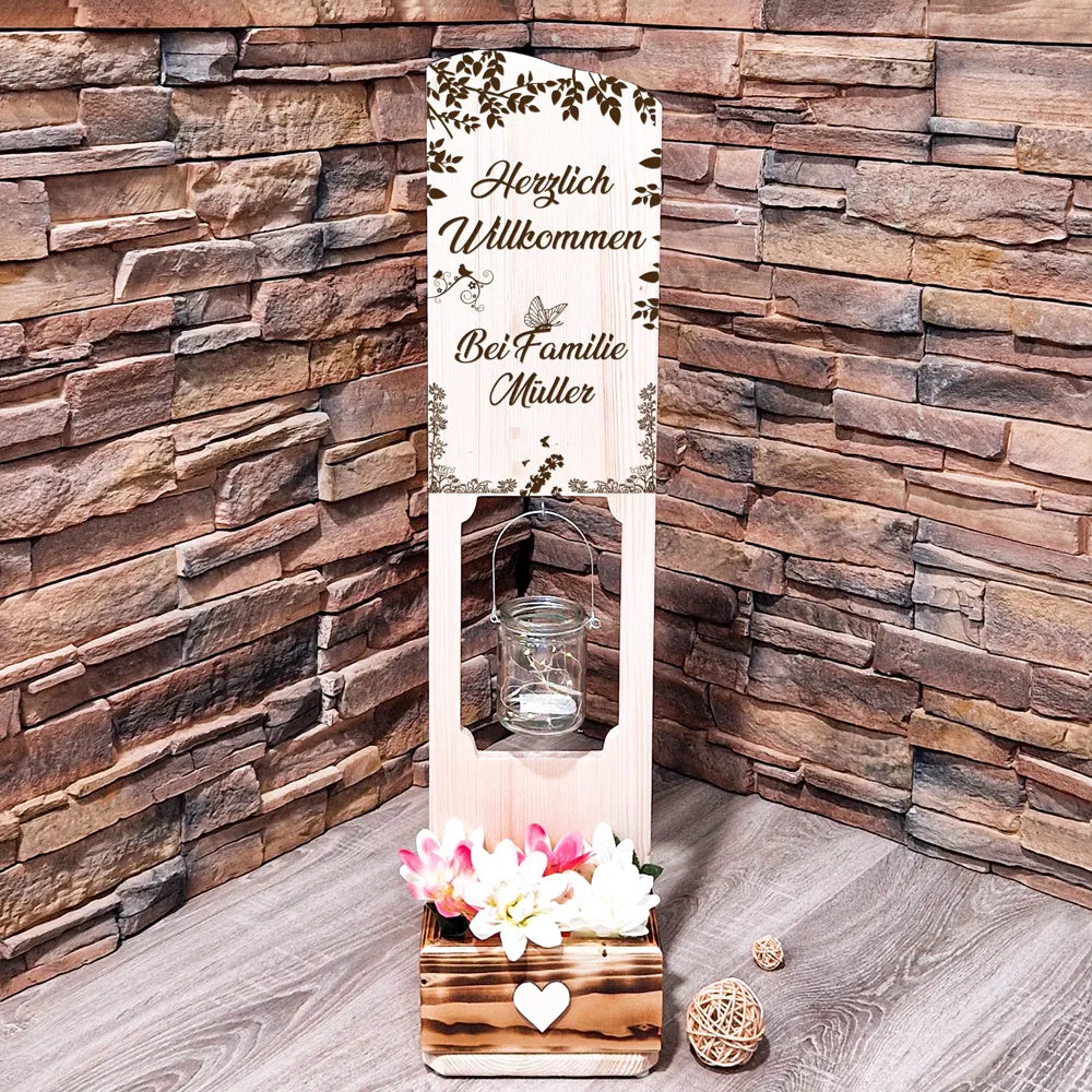 Holz Deko Schild - mit Gravur Familiennamen personalisiert, Familien Holzschild mit Laterne