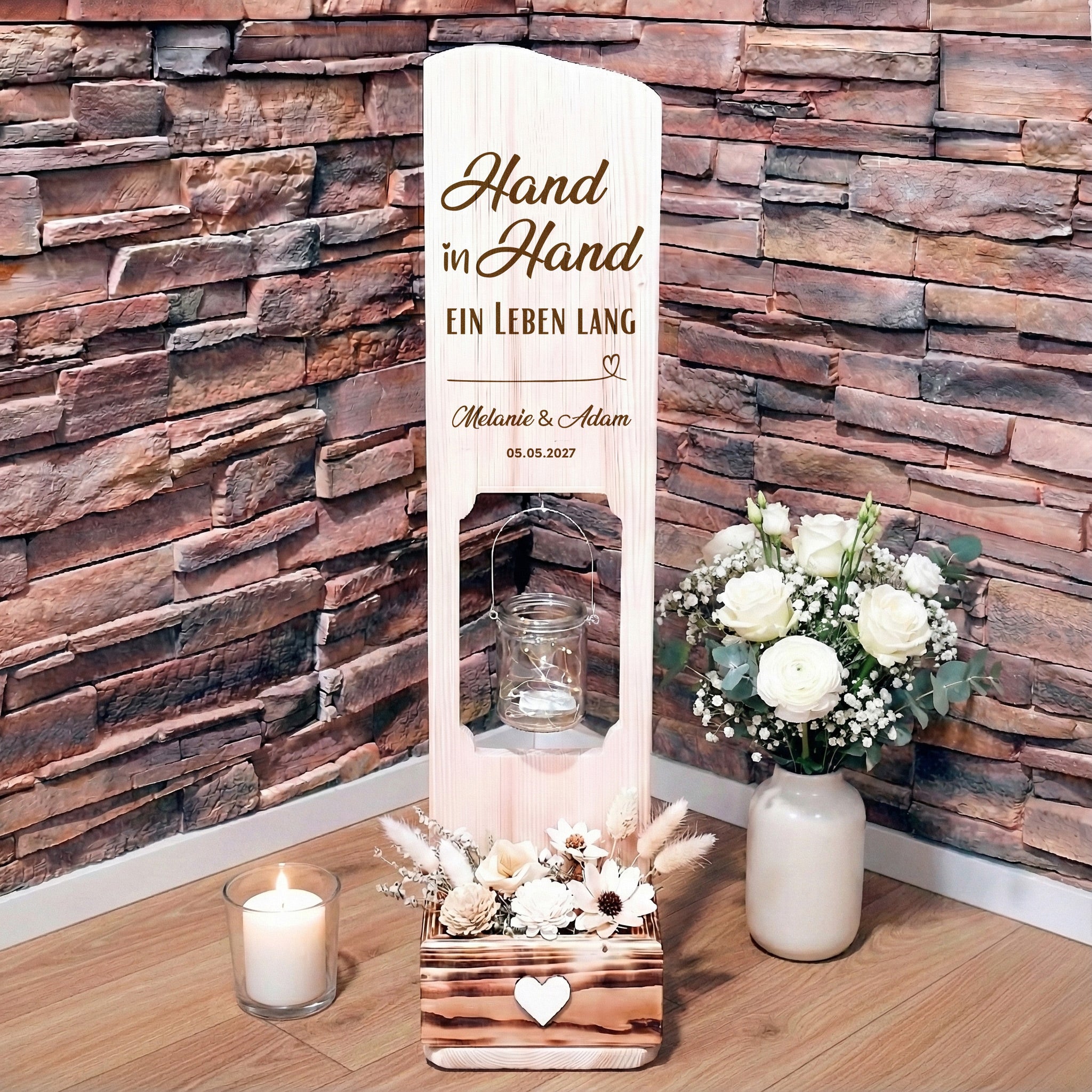 Holz Deko Schild – Hand in Hand | Personalisierbar