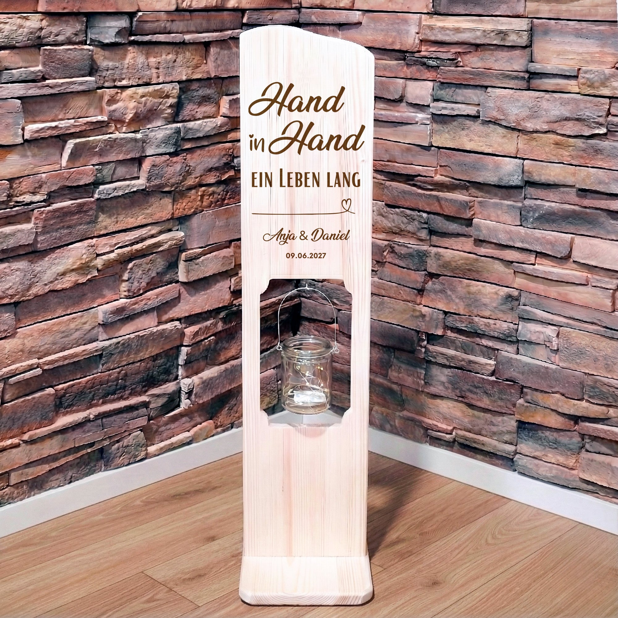 Holz Deko Schild – Hand in Hand | Personalisierbar