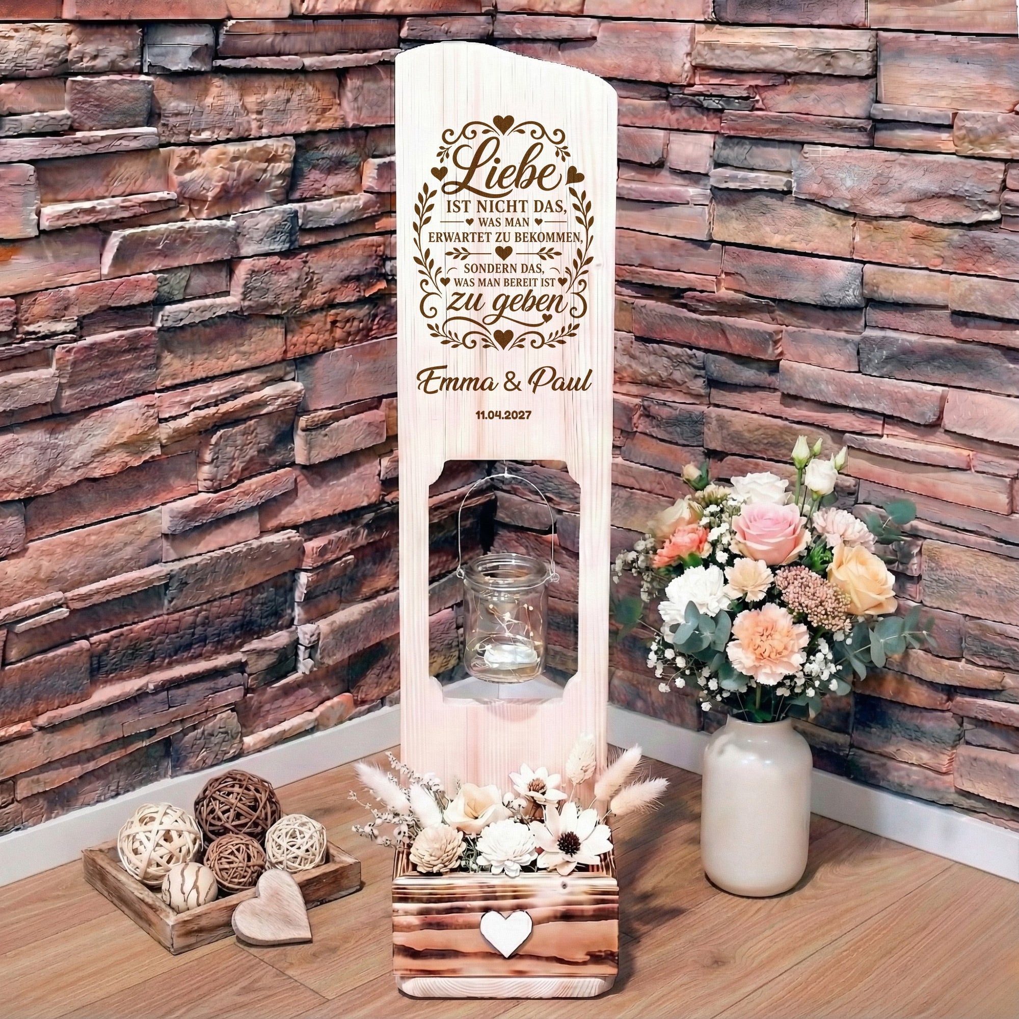 Holz Deko Schild – Liebe ist nicht das, was man erwartet zu bekommen, sondern das, was man bereit ist zu geben – Personalisiert mit Namen & Datum