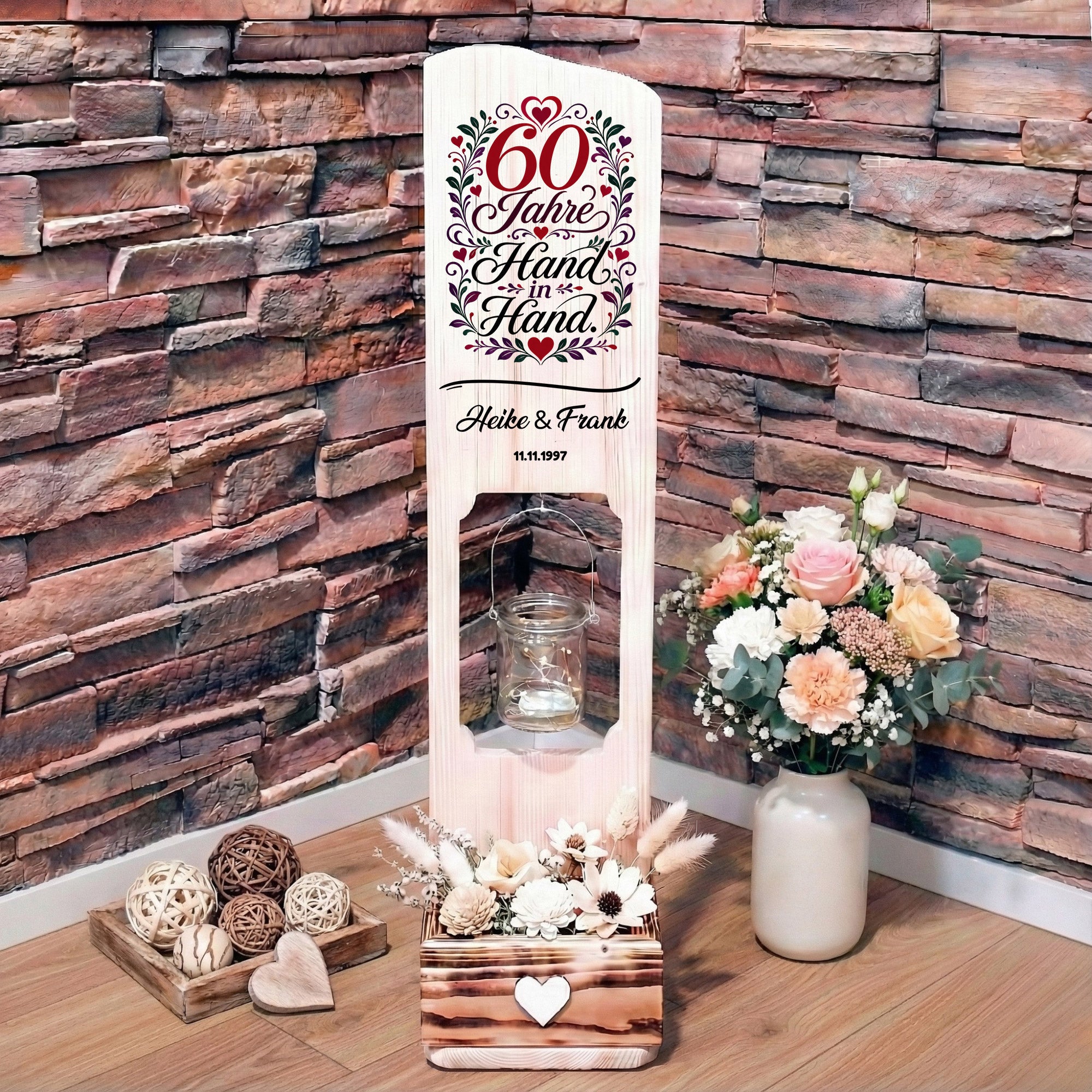 Holz Deko Schild – 60 Jahre Hand in Hand – Diamantene Hochzeit personalisiert mit Namen & Datum