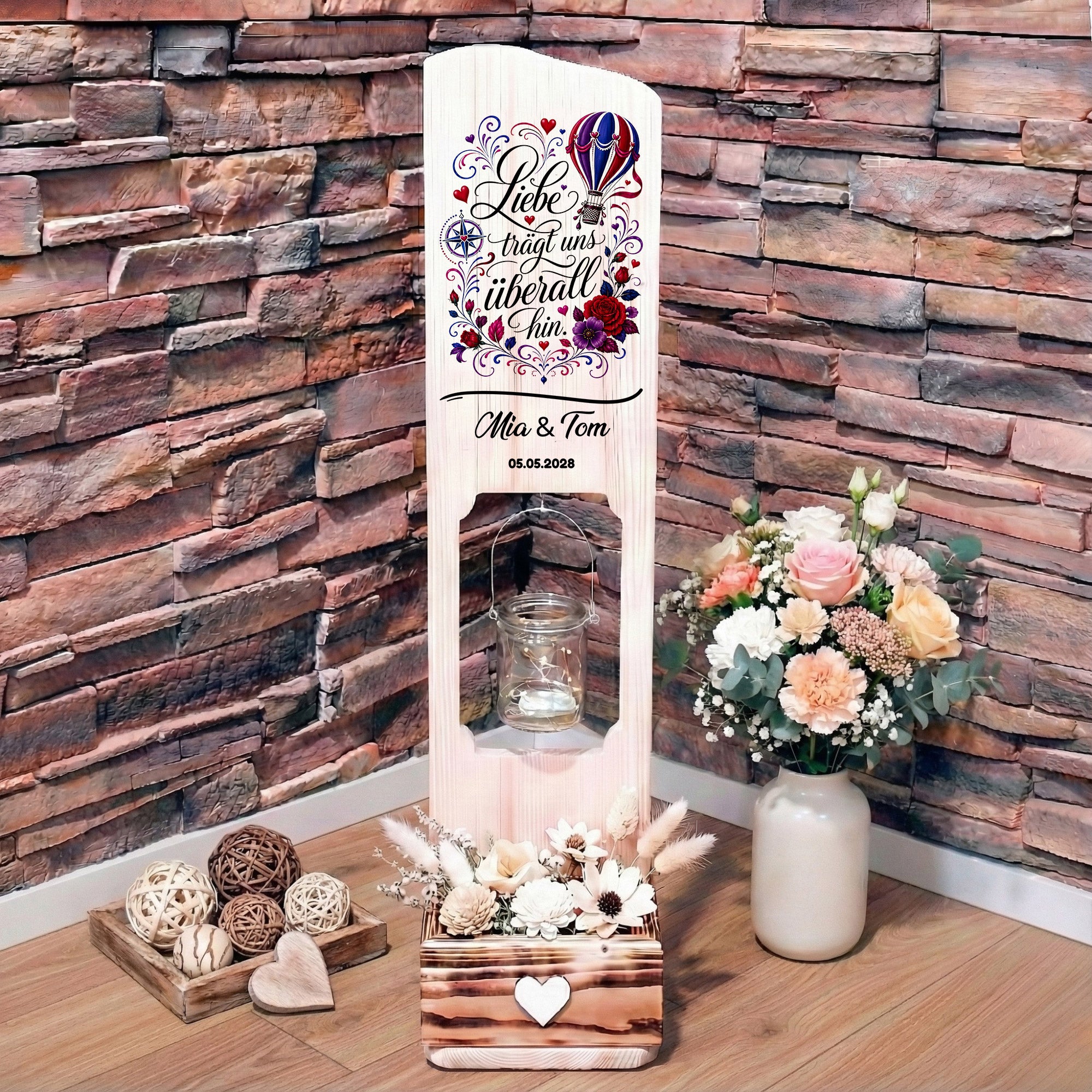 Holz Deko Schild – Liebe trägt uns überall hin – Farbig personalisiert mit Namen & Datum