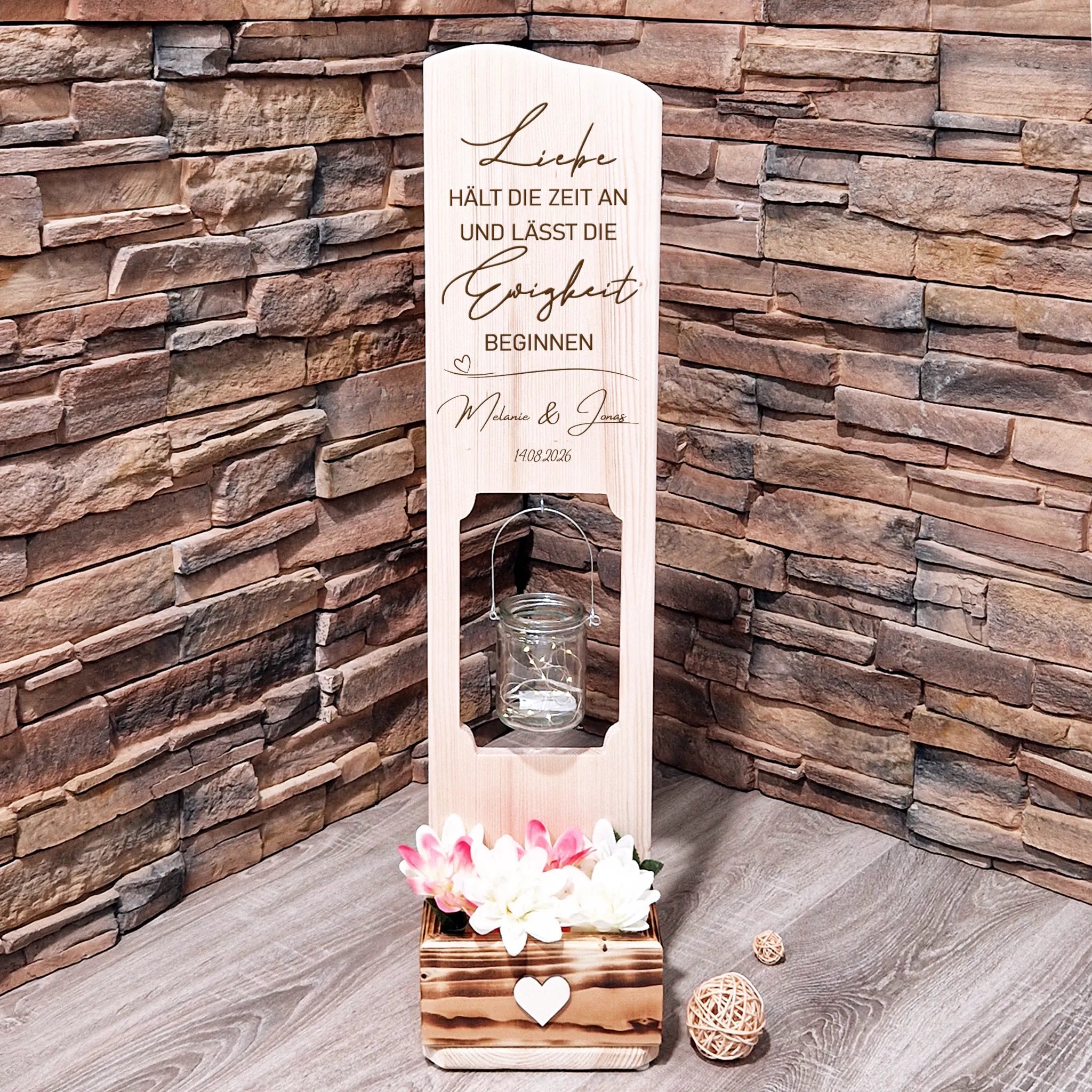 Holz Deko Schild – Personalisiertes Hochzeitsschild „Liebe hält die Zeit an“ mit Namen & Datum