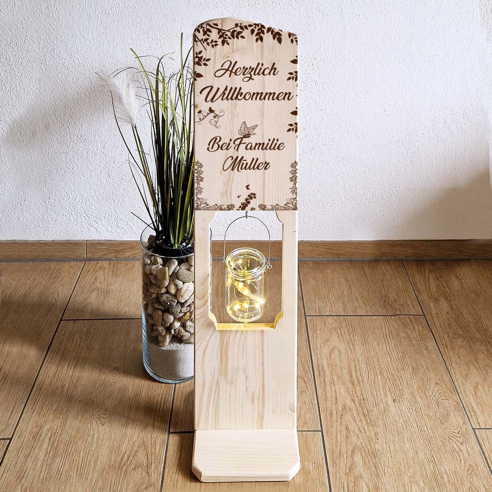 Holz Deko Schild -  mit Gravur Familiennamen personalisiert, Familien Holzschild mit Laterne