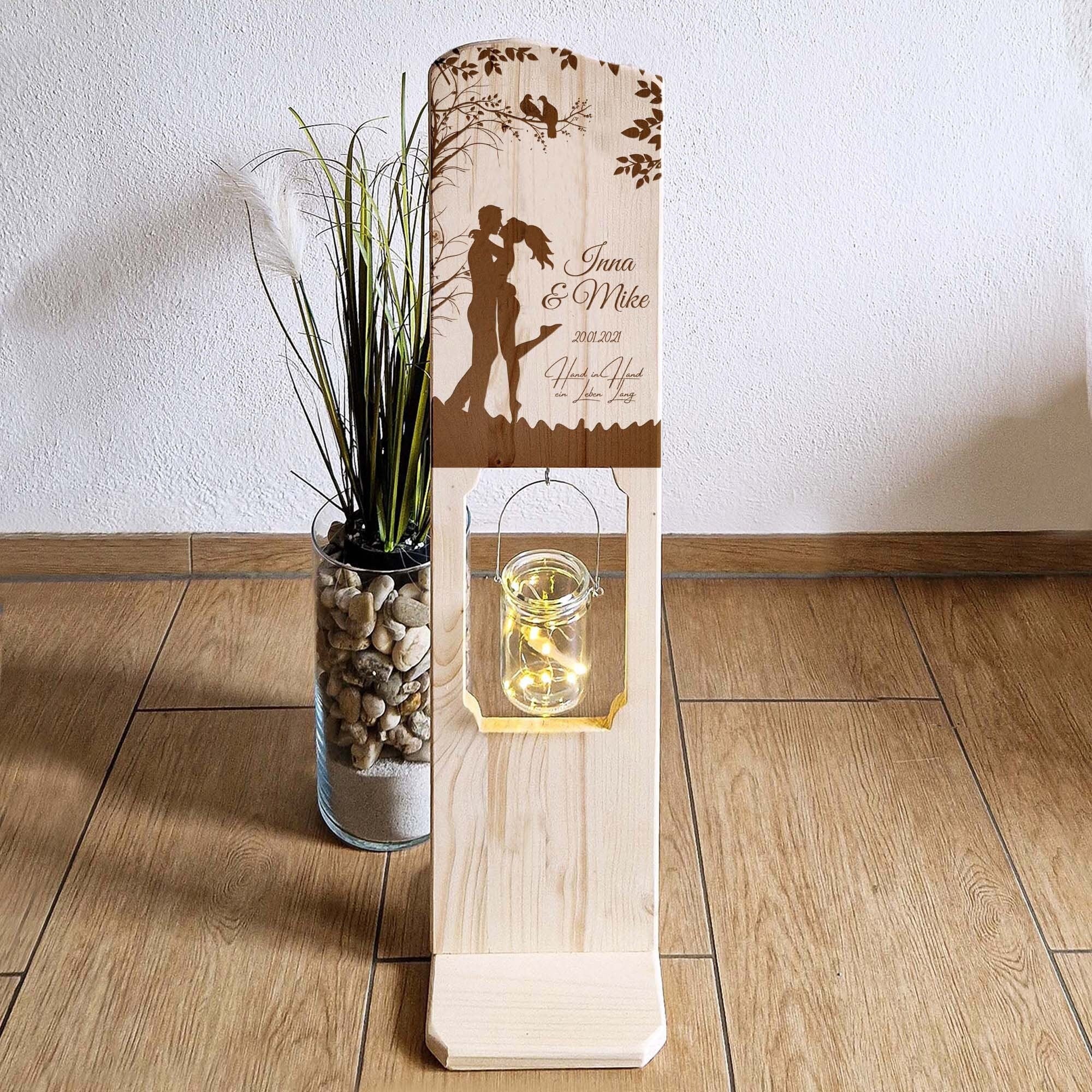 Personalisierter Holzaufsteller mit Laterne - Hochzeitsgeschenk mit Namen und Datum des Brautpaares - Romantische Dekoration für Zuhause